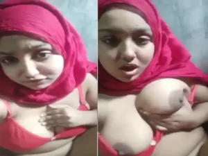 Hizabi Girl Open Her Bra and Show Her Round Boobs